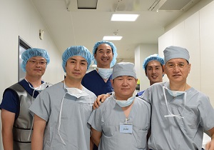 （右から）稲波医師、Werasak先生、相馬医師（後列は業者の方）