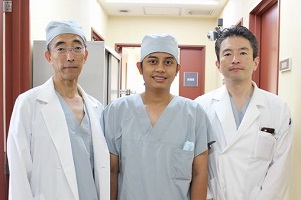 （右から）高野医師、Dr. Wisnu、古閑医師