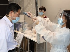 検温、問診、消毒とマスク着用