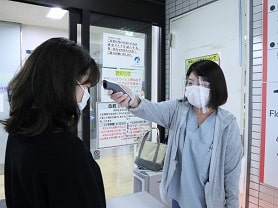 検温、問診、消毒とマスク着用